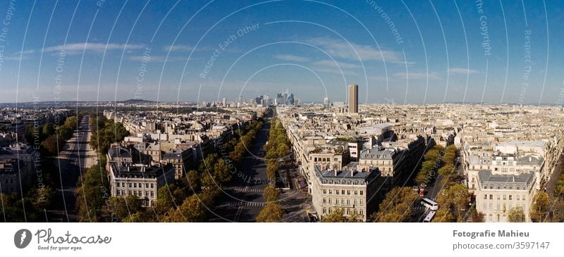 Panoramablick vom Triumphbogen am Arche de la Defense in Paris in den 16 Arrodisement im Herbst unter blauem Himmel Arche de la Défense Europa Frankreich