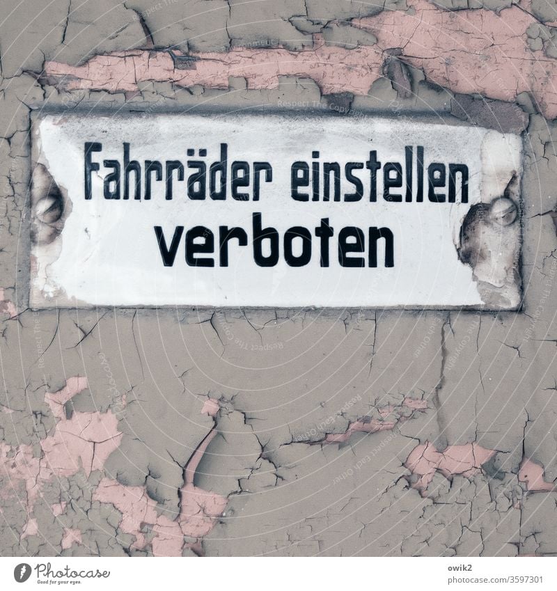 Alt und Verboten Schild alt 1920er Jahre früher Vergänglichkeit Vergangenheit Tür Farbe historisch abblättern Risse Spuren Zahn der Zeit Buchstaben Verbor