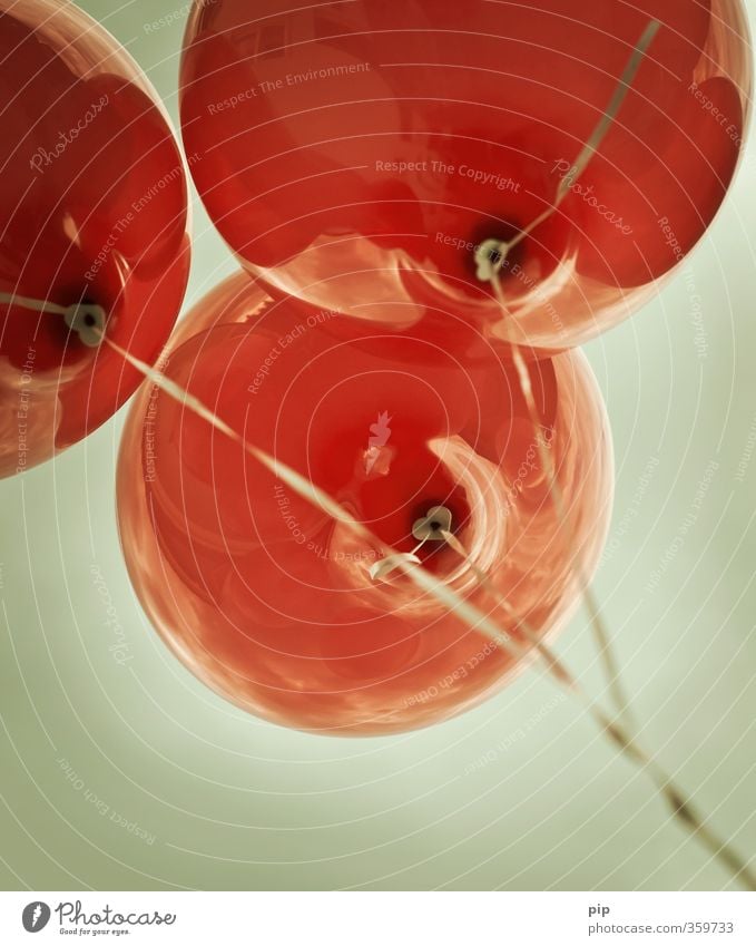 3 Himmel Luftballon fliegen rot Ferien & Urlaub & Reisen Freiheit oben steigend Schnur Zusammenhalt Helium aufsteigen Farbfoto Gedeckte Farben Außenaufnahme