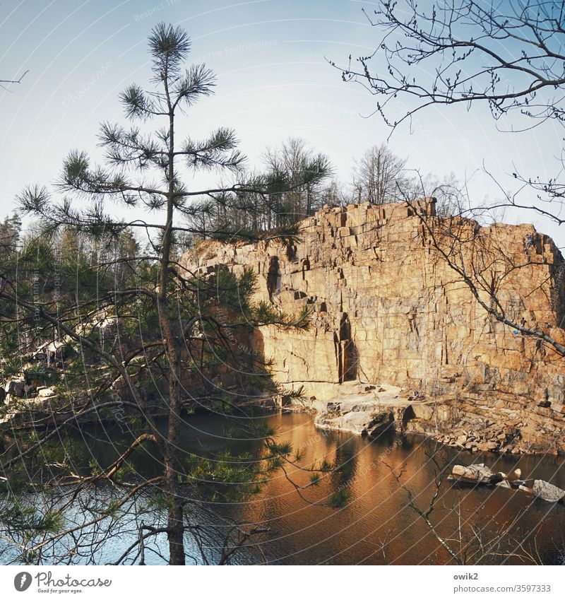 Kletterparadies Königshainer Berge Lausitz Niederschlesische Oberlausitz Sachsen Ostdeutschland Ostsachsen Fels Wand steil Granit hoch Steinbruch See Wasser