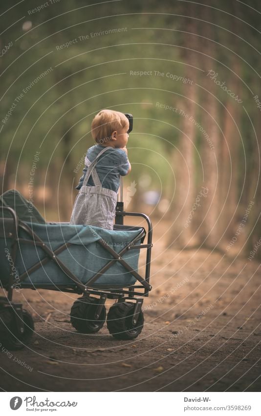 kleiner Kapitän gibt im Bollerwagen die Richtung an junge Kind Kleinkind niedlich richtungweisend Kommando süß Niedlichkeit witzig lustig schön nostalgisch