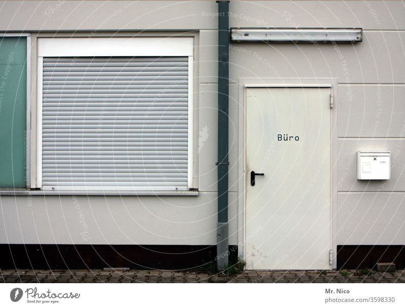 Feierabend Büro Bürogebäude Tür Fenster Fassade Gebäude Architektur geschlossen Briefkasten Neonlampe Schriftzeichen Schilder & Markierungen Abflussrohr