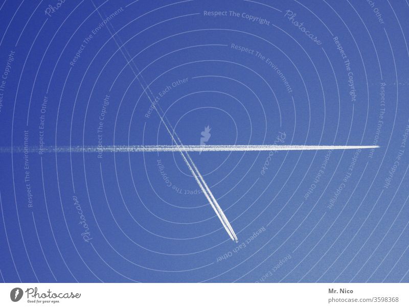 Begegnung am Himmel Blauer Himmel blau Flugzeug Luftverkehr fliegen Ferien & Urlaub & Reisen Kondensstreifen Passagierflugzeug Tourismus Fernweh Linie