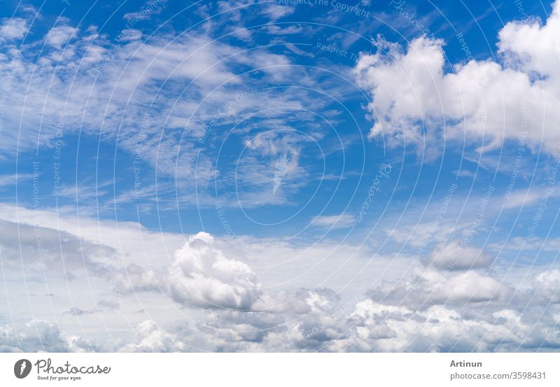 Weiße flauschige Wolken am blauen Himmel. Weicher Griff, der sich wie Baumwolle anfühlt. Weißer Umhang mit flauschigen Wolken und Platz für Text. Schönheit in der Natur. Nahaufnahme von weißen Kumuluswolken mit Texturhintergrund. Himmel an einem sonnigen Tag.