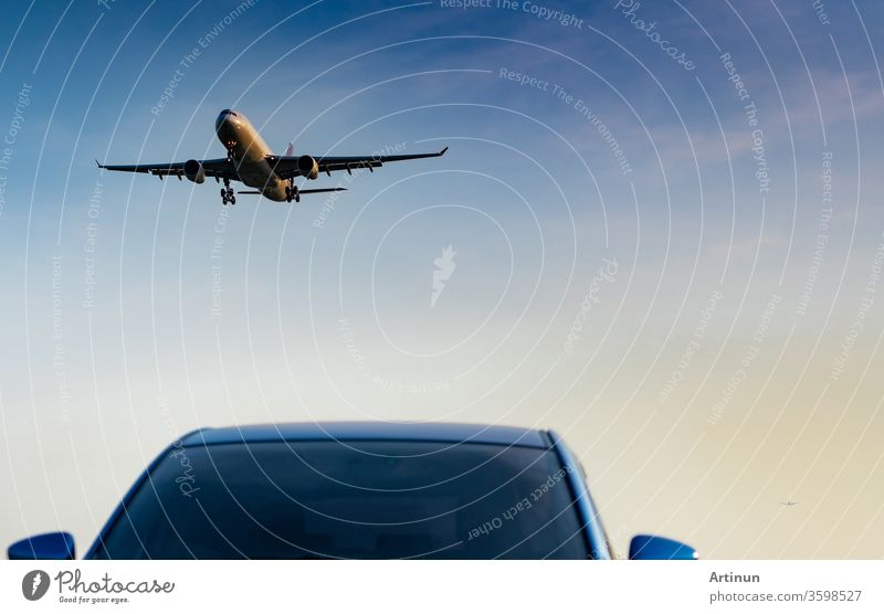 Kommerzielle Fluggesellschaft. Passagierflugzeug landet blauen Geländewagen am Flughafen mit blauem Himmel und Wolken bei Sonnenuntergang. Ankunft Flug. Urlaubszeit. Glückliche Reise. Flugzeug fliegt am hellen Himmel. Auto geparkt.