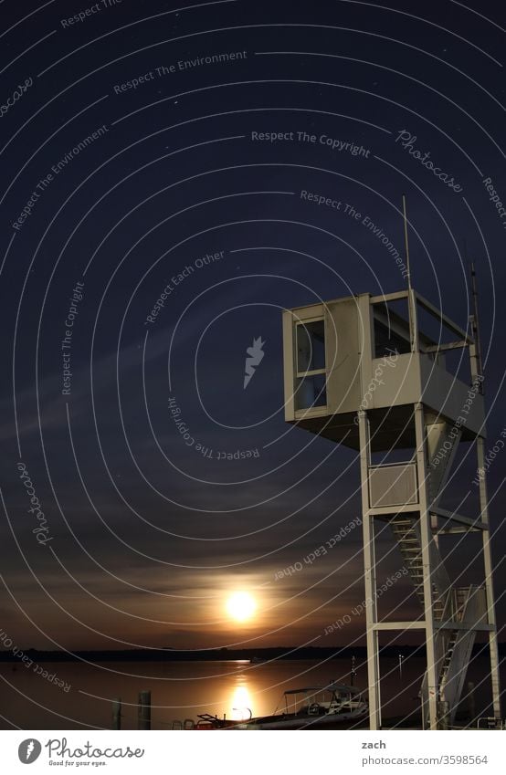 Vollmond am Abend an einem See mit einem Rettungsturm Mond Mondschein Mondaufgang Mondsüchtig Nacht Dämmerung Müggelsee Großer Müggelsee Wasser Berlin Turm