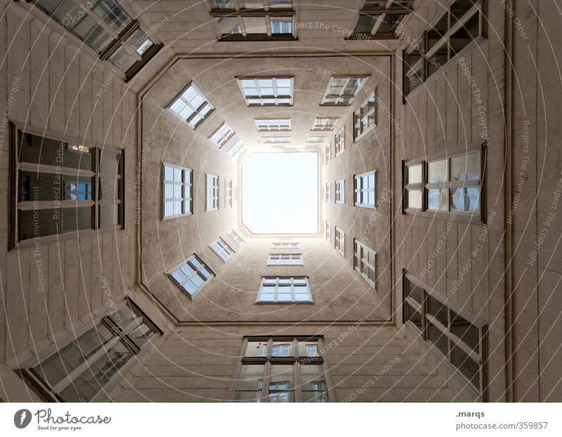 Tunnelblick Gebäude Architektur Fassade Fenster groß hoch Perspektive Symmetrie Immobilienmarkt himmelwärts oben Fluchtpunkt Wien Farbfoto Außenaufnahme Muster