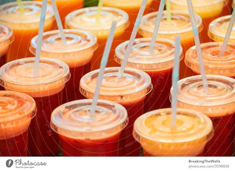 Viele Plastikgläser mit frischen Säften und Smoothies Saft Glas viele Kunststoff Einwegartikel Stroh trinken Nahaufnahme hoch Winkel Ansicht Getränk Gesundheit