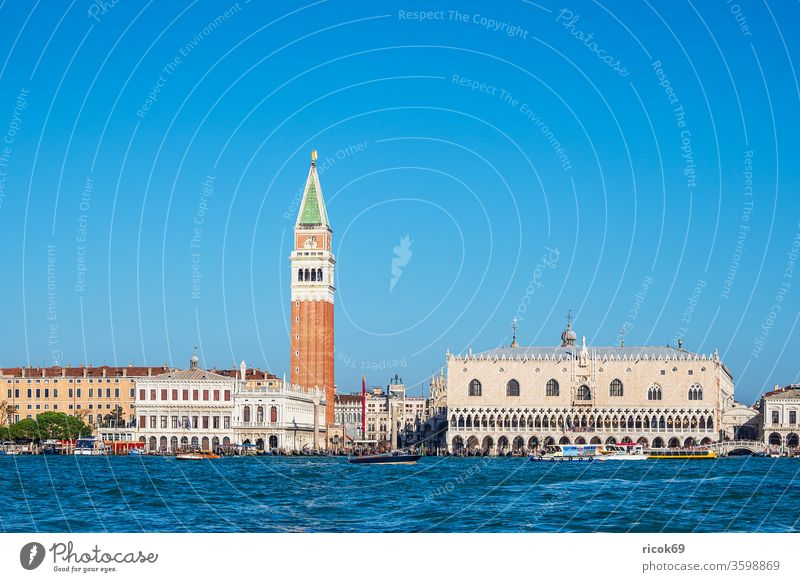 Der Markusplatz mit Dogenpalast und Markusturm in Venedig, Italien Palazzo Ducale Campanile di San Marco Piazza San Marco Urlaub Reise Stadt Architektur Barock