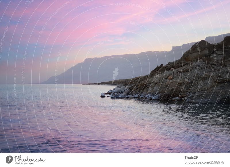 Sonnenuntergangshimmel an den Strandbergen am Toten Meer See niemand malerisch wüst Israel im Freien Gesundheit Salz Urlaub Land tot Mineral Jordanien