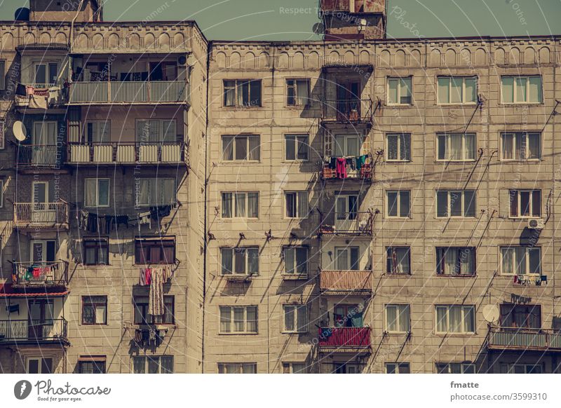 Häuserblock in Georgien wohnen Neubaublock Ghetto Architektur Hochhaus Haus Wohnung Fenster Stadt Beton trist Häusliches Leben Vermieter Gebäude Miete Mieter