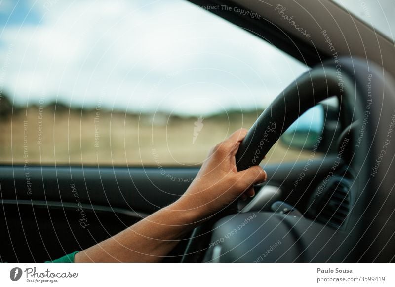 Nahaufnahme einer Frau am Steuer Laufwerk Führerhaus Fahrer fahren Hand Verkehr PKW Ferien & Urlaub & Reisen Mensch Straße Fahrzeug Innenaufnahme Farbfoto