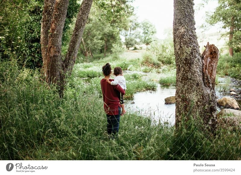 Mutter und Tochter beobachten Fluss Mutterschaft Zusammensein Zusammengehörigkeitsgefühl Familie & Verwandtschaft Kind Glück Lifestyle Lächeln Freude Erwachsene