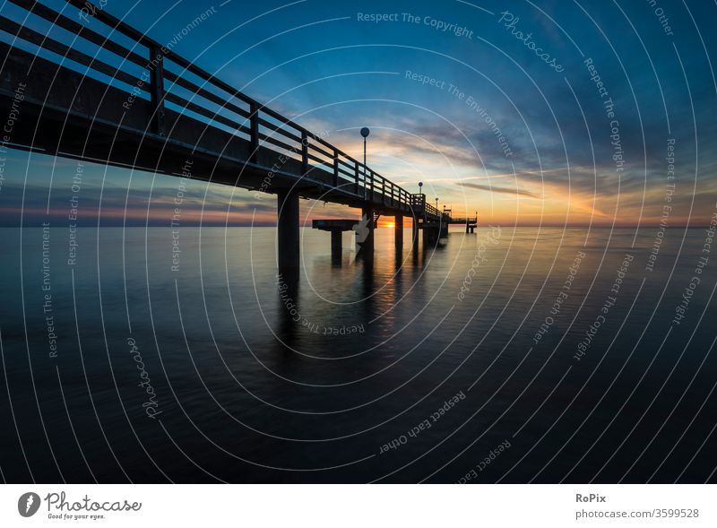 Seebrücke von Rerik im Abendrot. Strand beach Küste Meer sea Ozean Sandstrand Buhnen Pfahl pfähle strandbefestigung Natur Naturgewalten Gezeiten tides Sommer