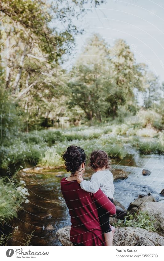 Mutter und Tochter beobachten Fluss Muttertag Mutterschaft Mutter mit Kind Zusammensein Zusammengehörigkeitsgefühl Reisefotografie reisen Liebe Eltern Frau