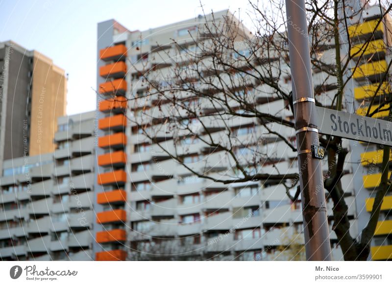 Stockholmer Straße Stadt Hochhaus Architektur urban Gebäude Stadtteil Plattenbau Schilder & Markierungen mehrstöckig Wohngebiet Wohnungssituation Köln Bauwerk