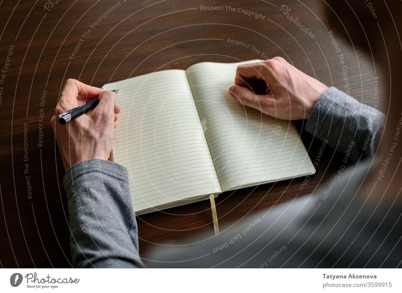 Schreiben mit der linken Hand im Planer links Linkshänder lefty linkshändig Schreibstift schreibend Bildung Schule Menschen Papier lernen Notebook Schüler