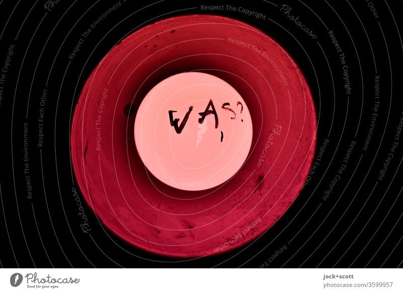 Was? da ist ein rotes Licht an Lampe Fragezeichen Wort Glühbirne Handschrift Elektrizität leuchten Kunstlicht Lampenschirm Beleuchtung Lampenlicht Kreis