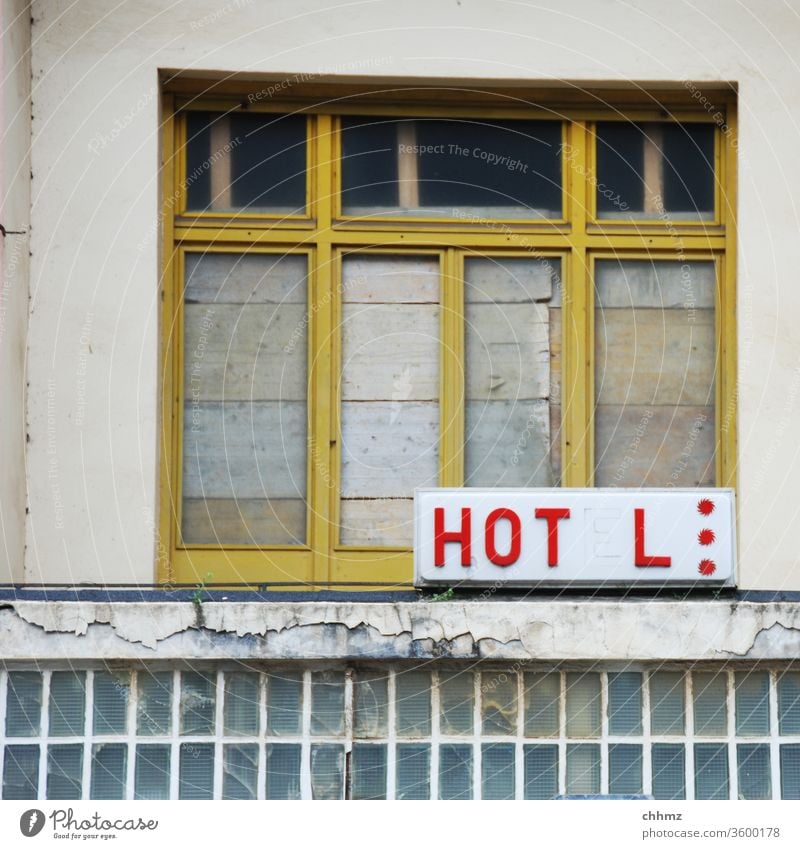 Altes Hotel alt verfallen kaputt Fassade Fenster eingeschlagen verrammelt verbarrikadiert geschlossen historisch Urlaub Tourismus Menschenleer Verfall Haus