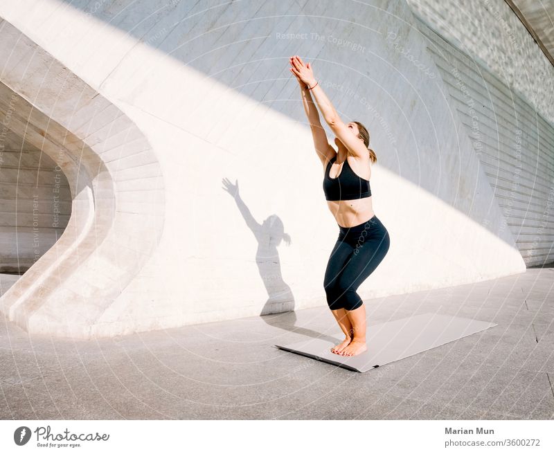 chica haciendo posturas de yoga Yoga abschieben vida sana cuerpo mente sich[Akk] entspannen aire libre Yoga-Klase