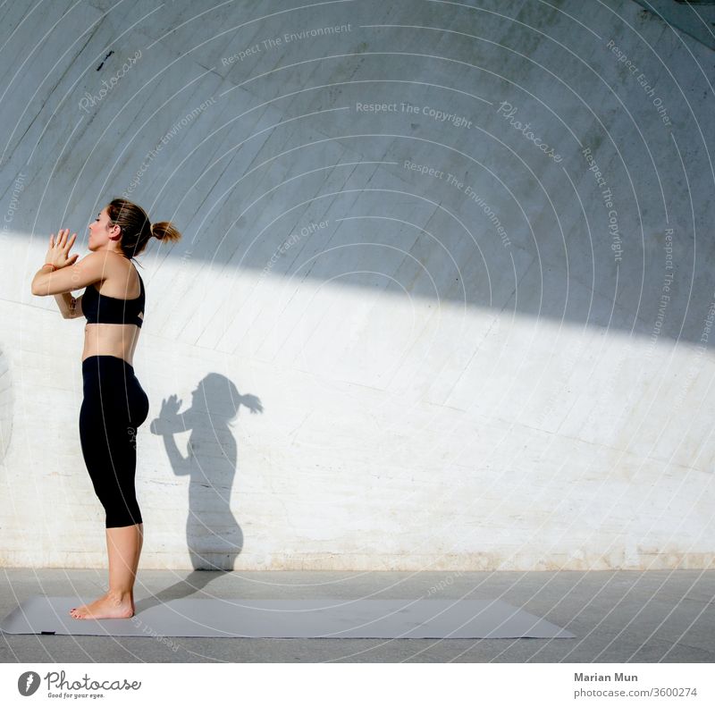 chica haciendo posturas de yoga Yoga abschieben aire libre vida sana mente cuerpo sich[Akk] entspannen deportista