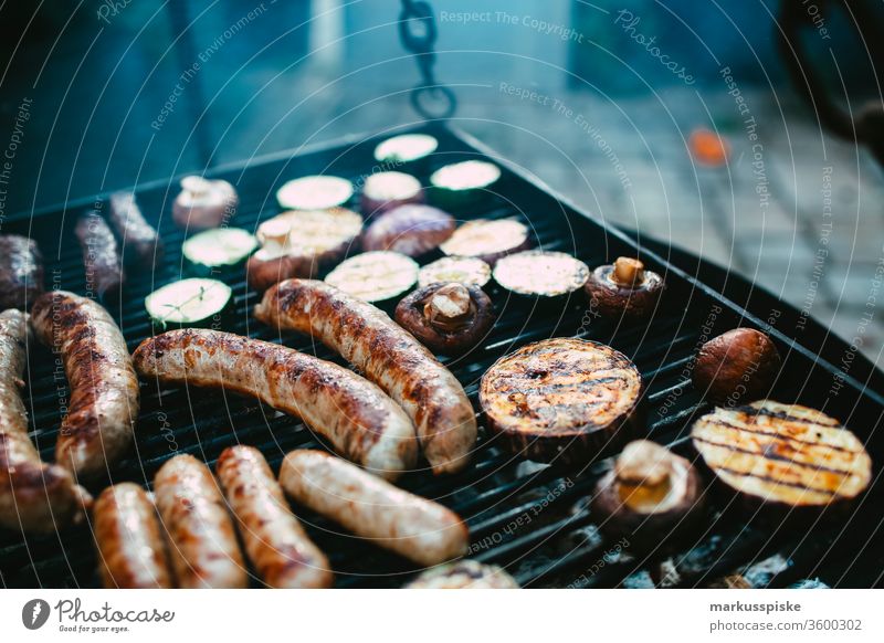 Grillwurst und Gemüse vom Grill Handwerkliches Bier Alkohol Flasche brauen Brauer Brauerei Brauen Brauen von Bier trinken Glas schwofen Hopfenaroma organisch