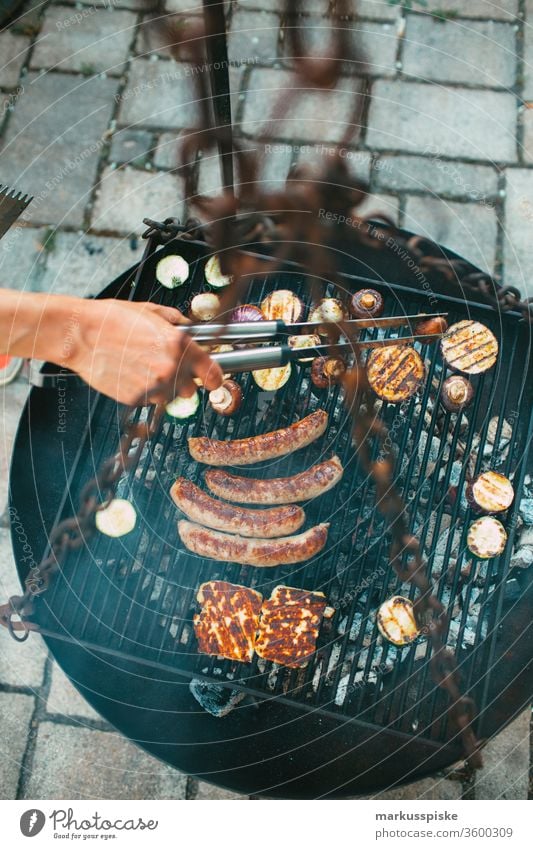 Grillwurst und Gemüse vom Grill Handwerkliches Bier Alkohol Flasche brauen Brauer Brauerei Brauen Brauen von Bier trinken Glas schwofen Hopfenaroma organisch