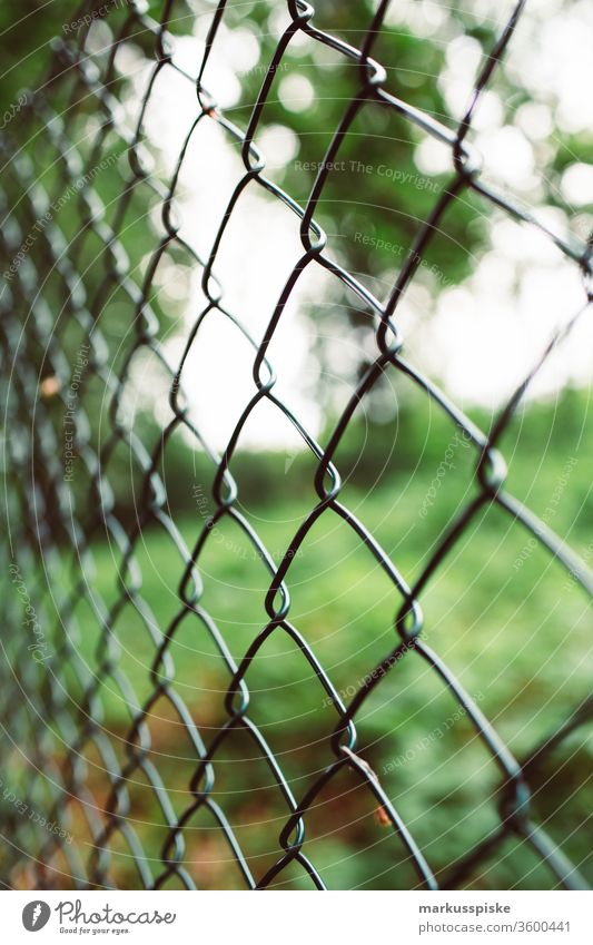 Zaun Grenze Abgrenzung Maschendrahtzaun Grundstück Grundstücksgrenze ausgesperrt Garten