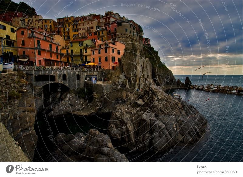 die treppe im dorf manarola im dorf Meer Berge u. Gebirge Haus Klettern Bergsteigen Seil Himmel Wolken Hügel Felsen Küste Dorf Stadt Hütte Hafen Brücke