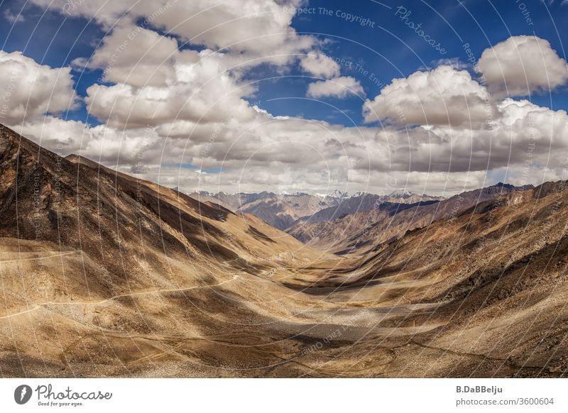 Kurz unter dem Khardung La (5360m - der höchst befahrbare Pass der Welt) öffnet sich ein fantastischer Blick auf die Gebirgsketten des Himalaya. Gipfel