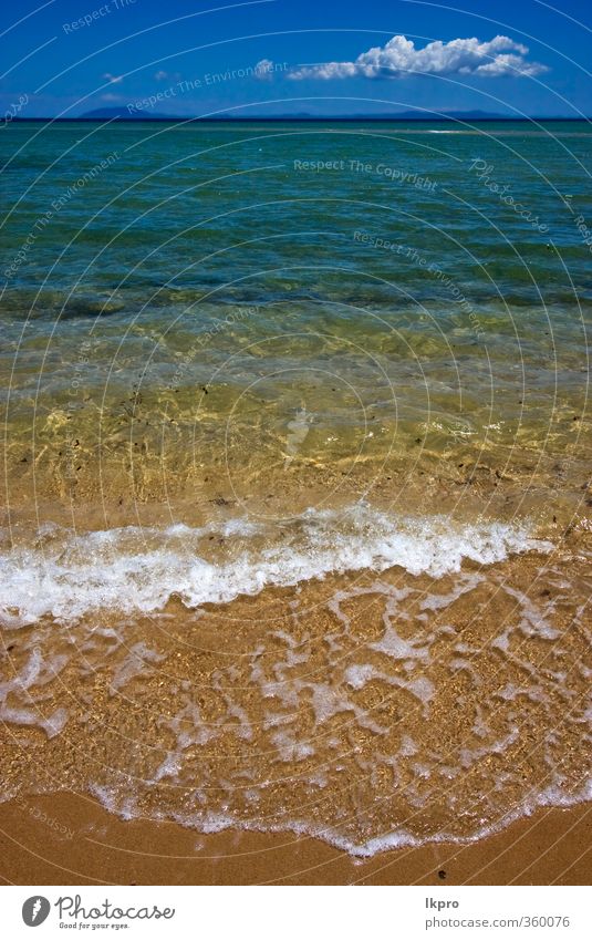 Strand und Wasser im neugierigen Mamoko Madagaskar. Meer Wellen Sand Himmel Wolken Baum Hügel Felsen Küste Stein blau braun gelb grün schwarz weiß Nosy Be