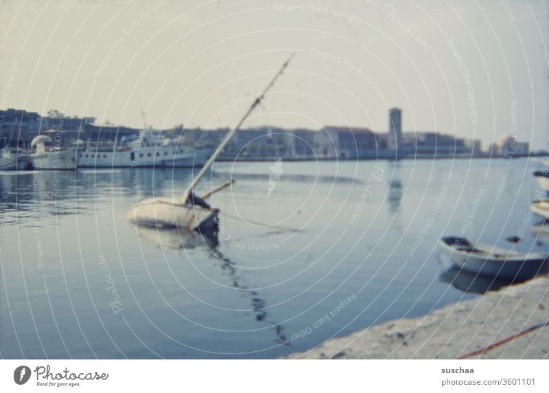 altes dia eines yachthafens mit sinkendem schiff irgendwo in griechenland retro Dia 70er Jahre Meer Wasser blau Ägäis Griechenland Hafen Yachthafen Boote