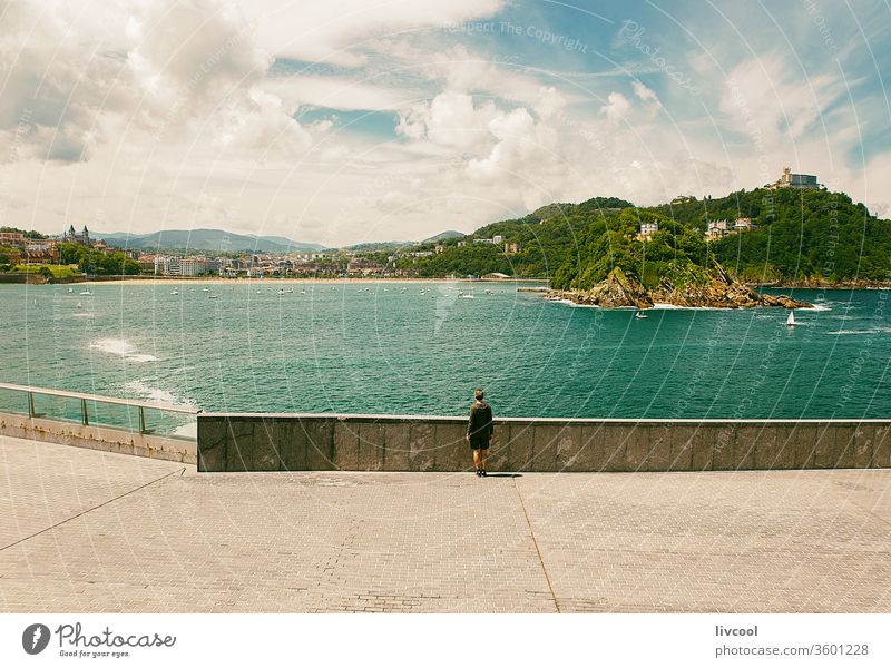 mann bewundert die landschaft in der bucht von la concha, san sebastian Mann Menschen eine Person Lifestyle beobachtend Blick Erwachsener Senior Erwachsensein