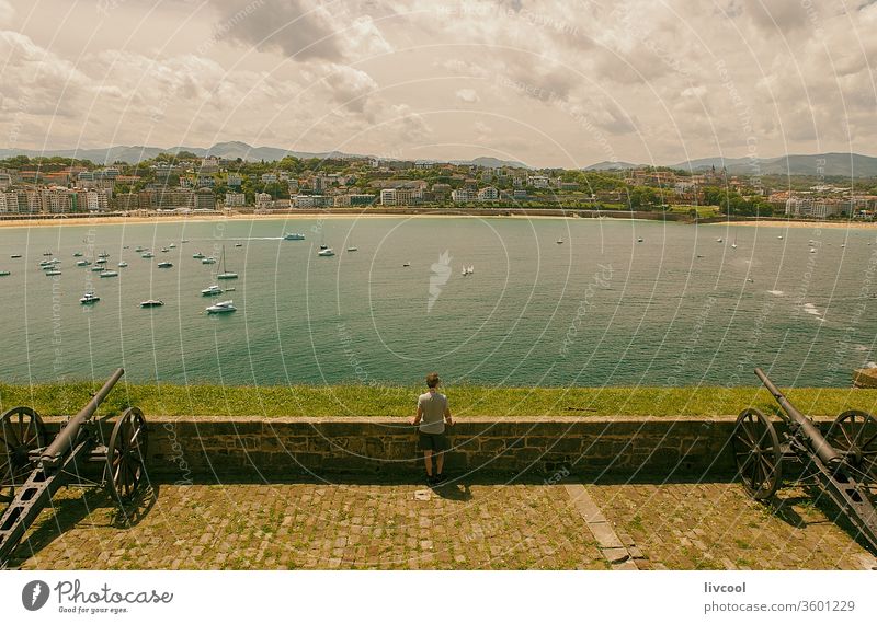 mann bewundert die landschaft in der bucht von la concha, san sebastian-europa Mann Menschen eine Person Lifestyle beobachtend Blick Erwachsener Senior