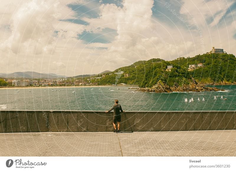 mann bewundert die landschaft in der bucht von la concha, san sebastian-spain Mann Menschen eine Person Lifestyle beobachtend Blick Erwachsener Senior