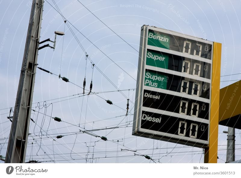 heute alles umsonst Tankstelle Benzin Diesel Preise tanken Rohstoffe & Kraftstoffe Sprit benzinpreis Anzeige Anzeigetafel Stromleitung Stromleitungen Strommast