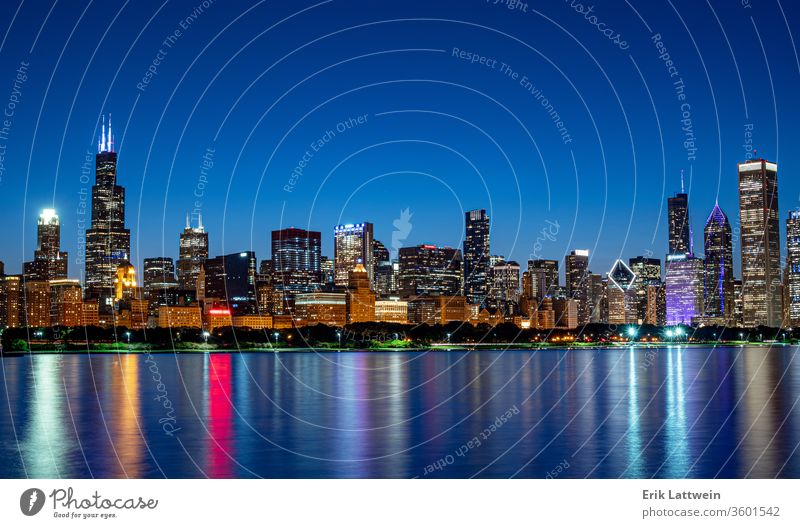 Erstaunliche Skyline von Chicago am Abend - CHICAGO, USA - 12. JUNI, 2019 Großstadt Architektur Illinois Stadtzentrum urban Stadtbild Wolkenkratzer