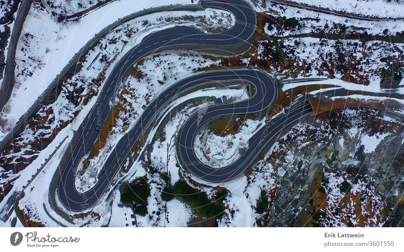 Blick von oben auf eine Passstrasse in den Schweizer Bergen an einem Wintertag Schnee Landschaft verschneite Deckung Berge u. Gebirge schön Szene Wald Alp