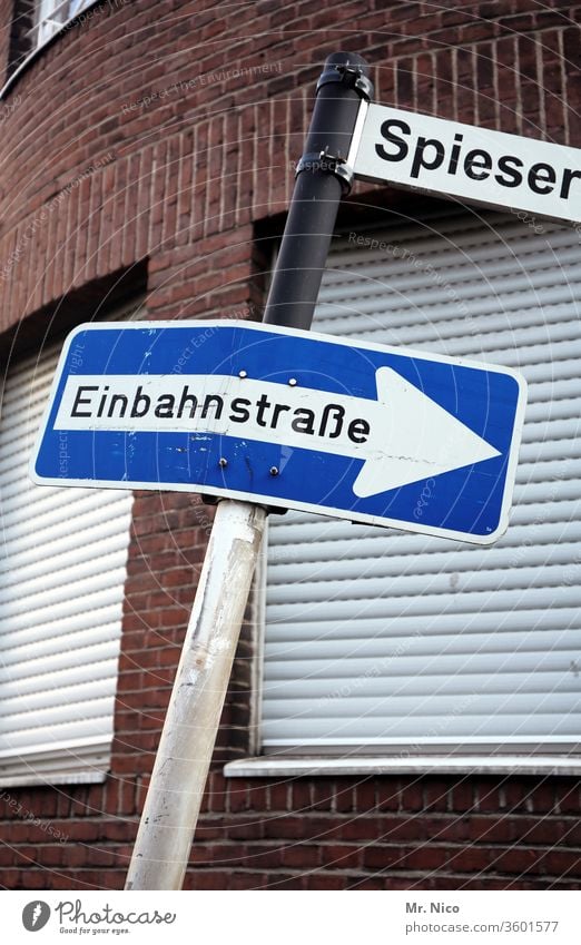 Einbahnstraße Spießer Rechtschreibreform Einbahnstraßenschild Schilder & Markierungen Verkehrszeichen Straße Verkehrsschild Haus Fenster Rollladen geschlossen