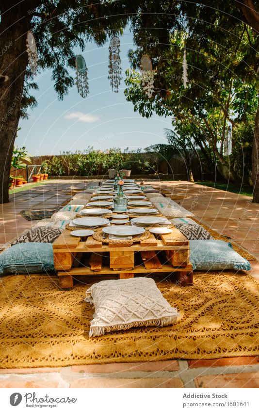 Holzpaletten und Kissen auf der Terrasse für die Party Sommer feiern Festessen sonnig Veranstaltung hölzern Palette einfach Möbel gemütlich Form Tisch Feiertag