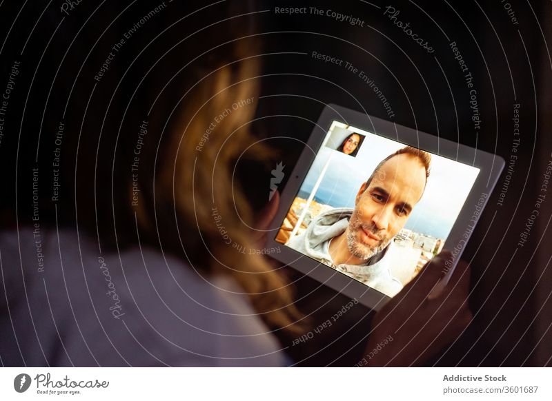 Reden von Paaren im Video-Chat über Tablet Videoanruf reden Tablette benutzend Freundin sprechen Partnerschaft Kommunizieren Anschluss Talkrunde Gespräch