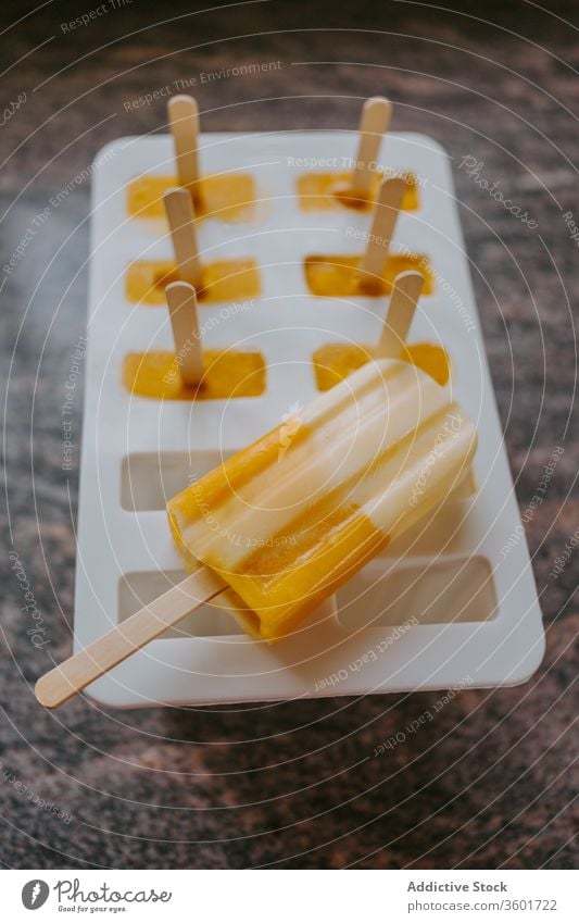 Satz hausgemachte Eis am Tisch Stieleis selbstgemacht Schimmelpilze lecker Speiseeis Kies kalt Dessert süß frisch Lebensmittel geschmackvoll Murmel kleben