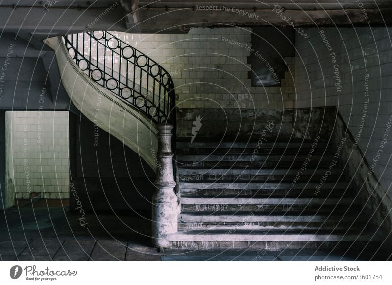 Verzierte Treppe in einem alten Gebäude Innenbereich schäbig Haus Treppenhaus Reling Fliesen u. Kacheln Wand Ornament Saal Stein Metall Porto Portugal Schritt