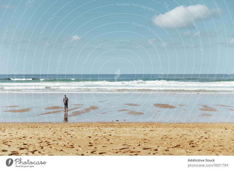 Unbekannter Tourist steht am Sandstrand unter blauem Himmel MEER Strand Fußspur Uferlinie spektakulär Harmonie idyllisch Meereslandschaft Horizont Landschaft