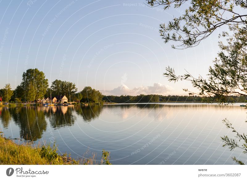 Bootshaus am Ufer eines Sees Erholung Textfreiraum Feiertage Landschaft Natur Sport Schwimmsport Urlaub Wasser Wassersport