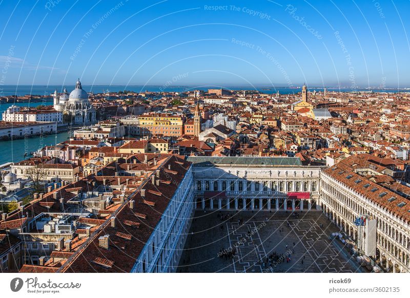 Historische Gebäude in der Altstadt von Venedig in Italien Markusplatz Piazza San Marco Kirche Urlaub Reise Stadt Architektur Haus historisch alt Bauwerk Kanal