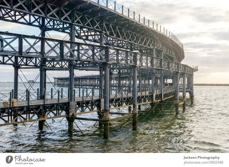 Historischer Pier von Rio Tinto bei Sonnenuntergang in Huelva, Andalusien, Spanien Dock rio tinto Wahrzeichen Kai Anlegestelle muelle de riotinto