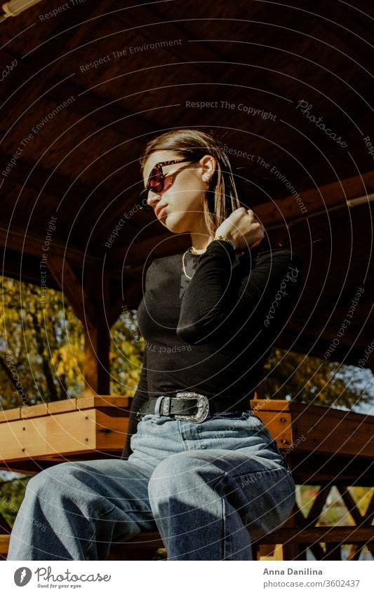 Mädchen mit Brille Frau Sonnenschein jung Stil Beautyfotografie Mode