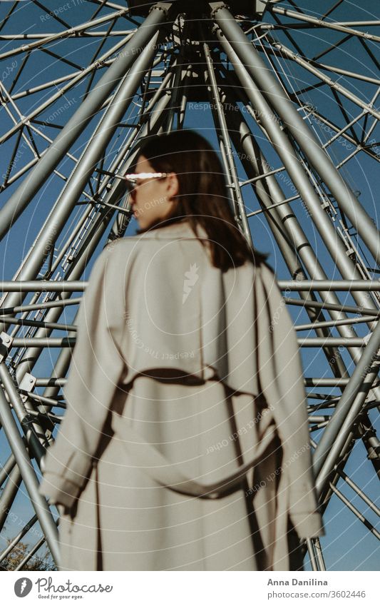 Frau in einer Jacke Stil Mode Mädchen Sonnenschein lässig jung hübsch