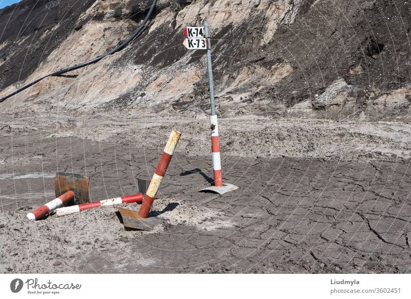 Bodenerosion und Risse als Folge menschlicher Abbauaktivitäten im Steinbruch. Umweltkonzept. Arbeit Oberfläche Maschinenbau Schmutz Erdarbeiten Rasen Land